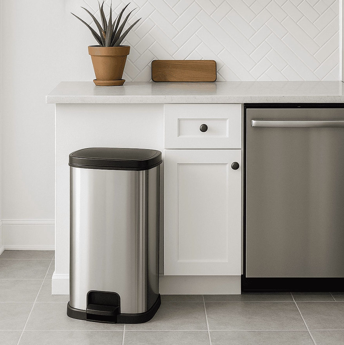 Mainstays 13.2 Gallon Plastic Step Trash Can with Lid, Silver